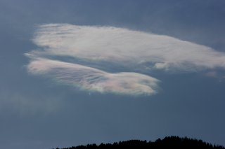 Weak iridescence in wave cloud